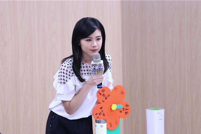 主播孙怡琳甜美外型，吸引学员们跟她要签名。（中天提供）