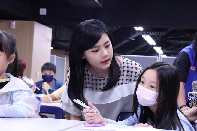 孙怡琳认真准备主播营素材。（中天提供）