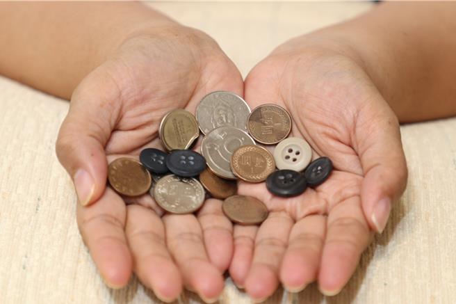 仁愛長庚合作聯盟醫院急診室醫師江鴻逸8日說，包括硬幣、鈕扣、藥物或是電池等物品都可能被孩童誤吞，請家長要特別注意兒童安全。（仁愛長庚合作聯盟醫院提供／潘虹恩台中傳真）