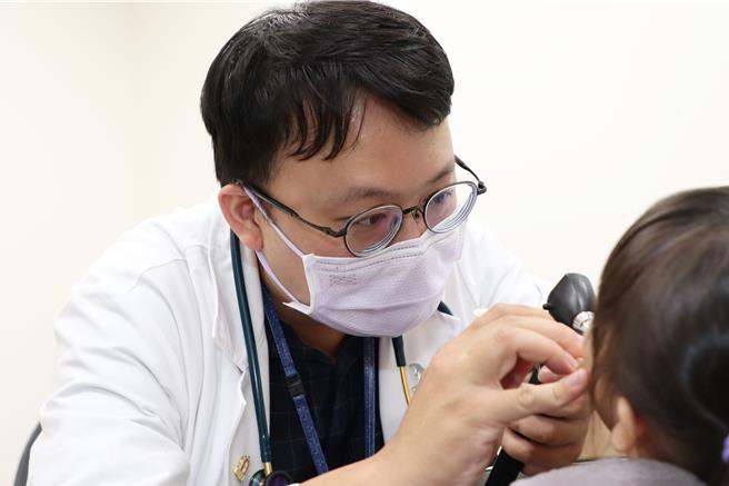 仁愛長庚合作聯盟醫院小兒科醫師曾文禹8日說，幼童很容易將可以伸手取得的東西放入嘴巴裡，因此舉凡鈕扣、硬幣、電池、磁鐵、針、小型塑膠玩具和巴克球等，都應該收藏在兒童無法拿到的地方。（仁愛長庚合作聯盟醫院提供／潘虹恩台中傳真）