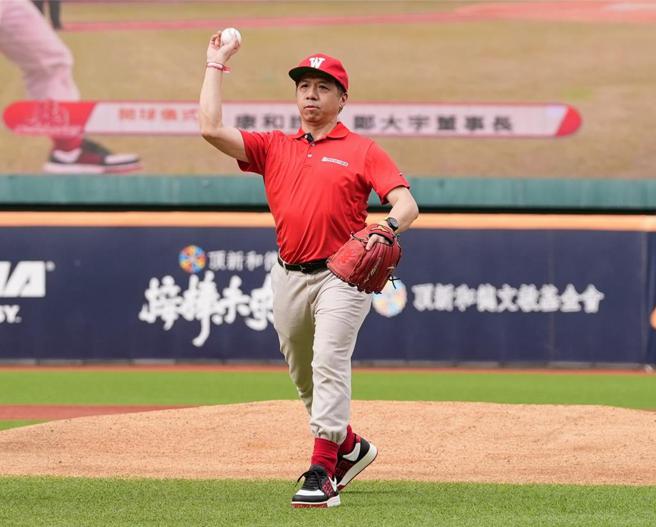 康和证券集团北区家庭日，郑大宇董事长于天母味全龙主场开球。图／康和证券提供