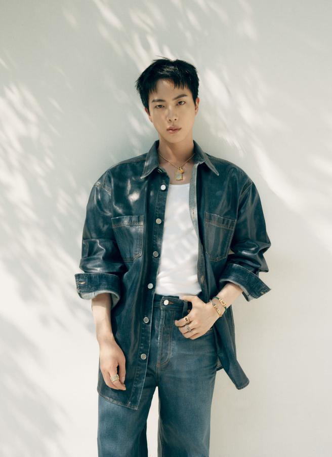 防彈少年團大哥Jin（金碩珍）以白T和牛仔套裝疊戴Fred經典Force 10系列珠寶。（Fred提供）