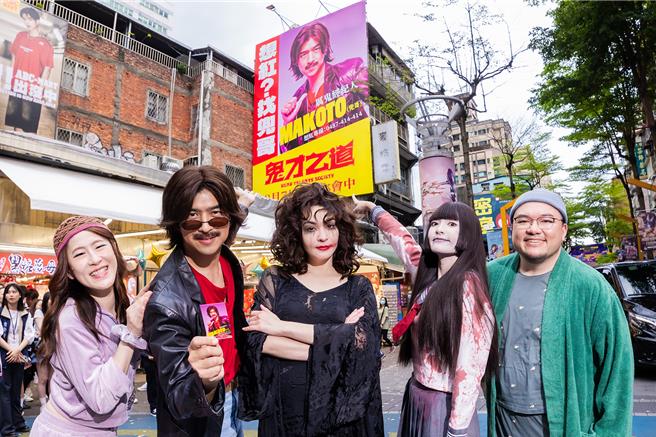 「旺來五人幫」百白（左起）、陳柏霖、張榕容、王淨、瘦瘦合體到西門町催票。（牽猴子提供）