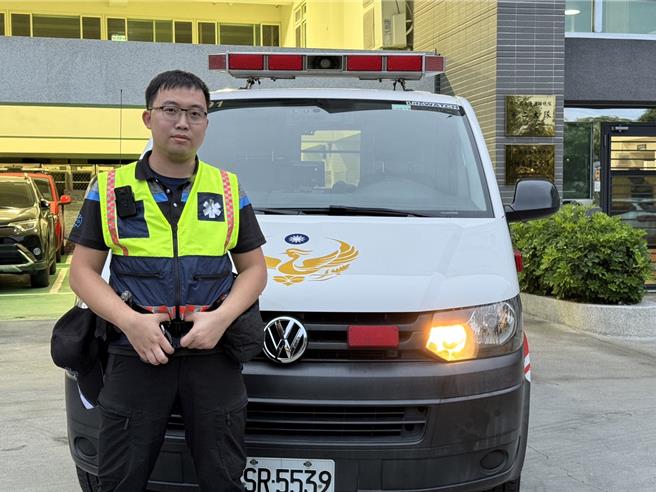 林冠華5年前加入義消行列，共出勤救護案件329次，OHCA患者急救成功件數計3件，其中2人康復出院，獲內政部消防署113年全國救護志工菁英的殊榮。（彰縣消防局提供／葉靜美彰化傳真）