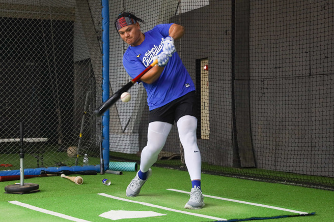 张育成展开自主训练。（富邦悍将提供）