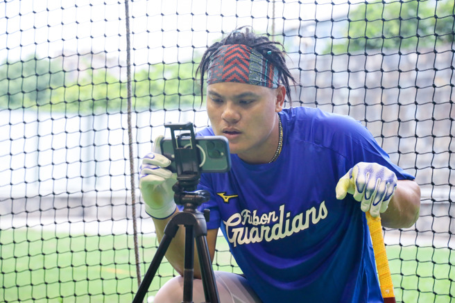 张育成专注检视打击动作。（富邦悍将提供）