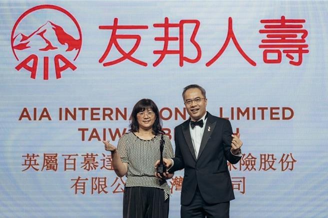 AIA友邦人壽第六度榮獲《HR ASIA》獎項，由人資長廖穗芬(左)代表贈頒獎座。(AIA友邦人壽提供／洪凱音台北傳真)