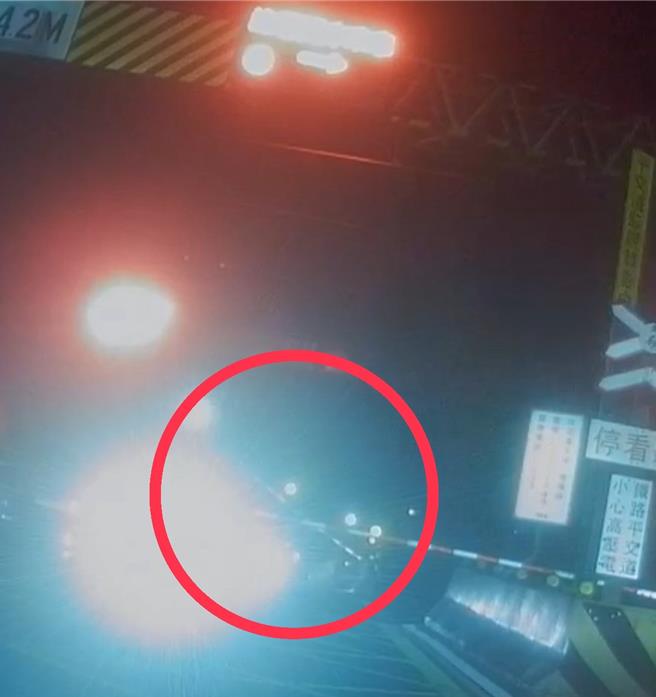 礁溪站員工一手拿無線電，一邊奔跑到場將遮斷桿抬高，老翁才順利脫困，真讓人捏把冷汗。（民眾提供／吳佩蓉宜蘭傳真）