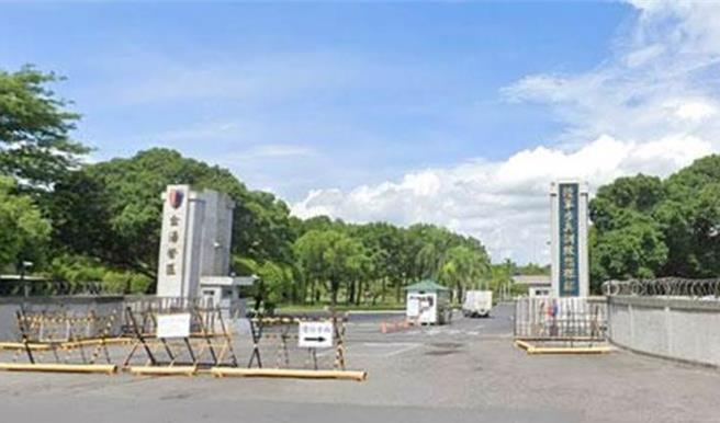 高雄一名男子於8日下午3時許趁著陸軍步兵學校門口衛兵盤查忙碌之際，騎著機車闖入校區。（中時資料庫）
