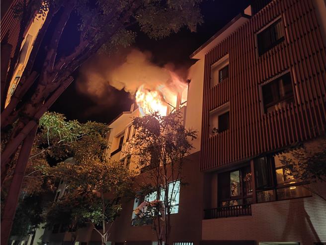 台南市安南区一处民宅今（8）日晚间7点多传出一声爆炸声响，消防局获报随即派人车赶往救援，现场为疑似瓦斯气爆所引起，大量浓烟及火舌从4楼窜出。（读者提供／张毓翎台南传真）