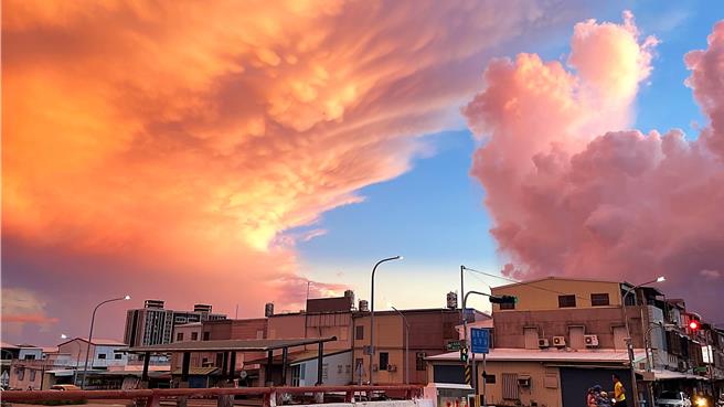台东傍晚时分出现「火烧云」绝景，不同视角可见红色、橙色、金色和粉色等色彩变幻。（萧嘉蕙摄）