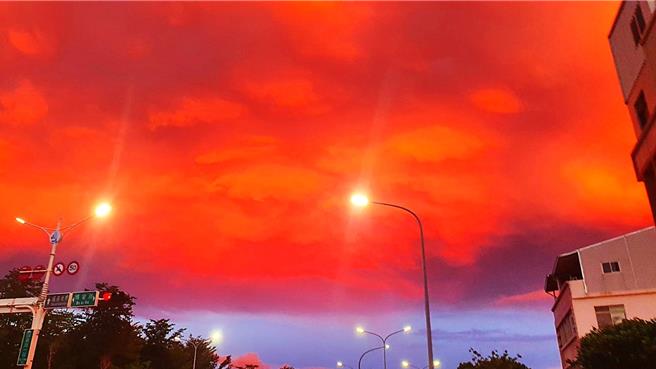 台东傍晚时分出现「火烧云」绝景，夕阳映照如烈焰般的云彩染红天际。（罗宇惠提供／萧嘉蕙台东传真）