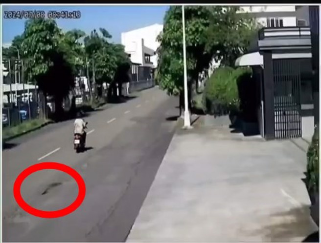騎士看到路上有坑洞，居然異想天開騎進洞內，假裝跌摔，網友：碰瓷吧。（翻攝爆廢1公社）
