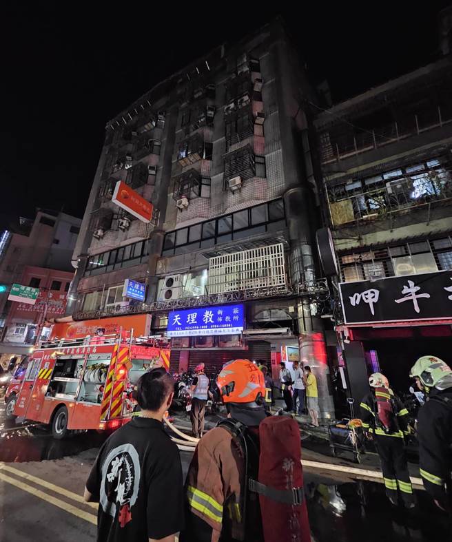 新莊區中港路公寓出租套房火警，消防隊在現場救援中。（翻攝畫面）