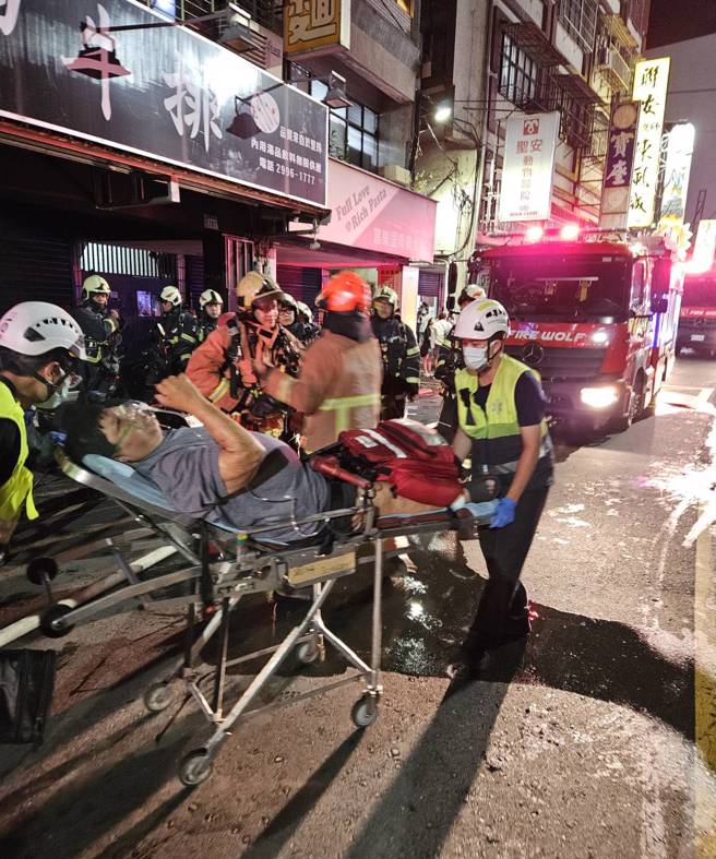現場有住戶被送醫。（翻攝畫面）