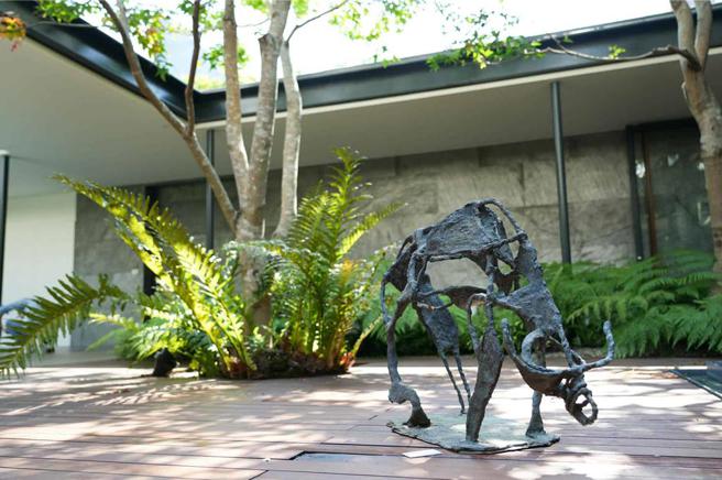 柯適中《緩步拾光。風景帖》展覽在陸府植深館展出至7／28，共有36件平面作品與8件立體作品。圖／業者提供