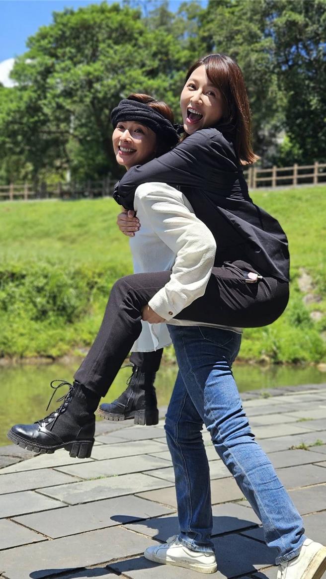 吴婉君搞笑背起谢京颖。（民视提供）