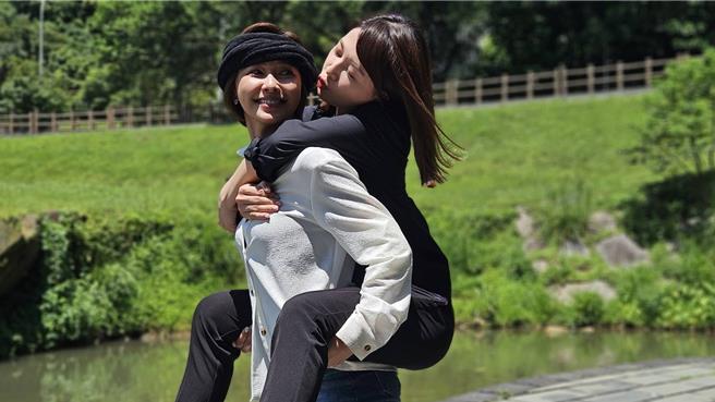 吴婉君搞笑背起谢京颖，戏里敌对戏外感情好。（民视提供）