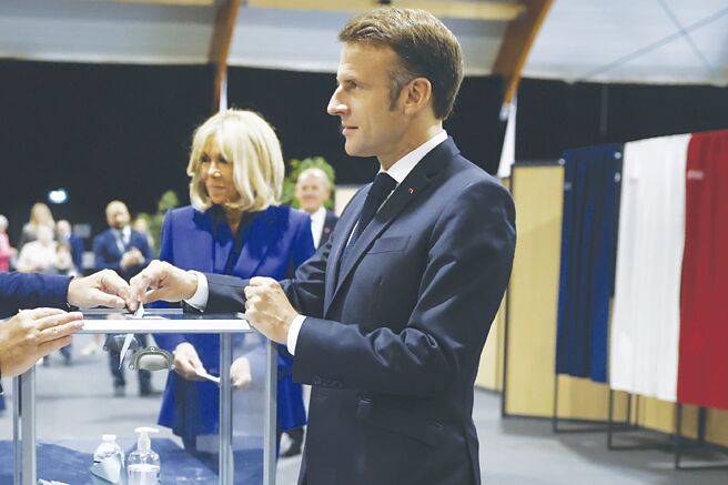 法國總統馬克宏於國會選舉第二輪投票。圖／美聯社