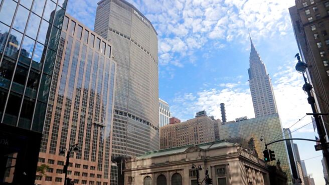 REITs歷經之前升息壓力，法人表示，目前其估值相對便宜，下半年將迎來降息，預期買氣漸增。圖／美聯社