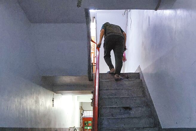 随着老年人口倍数增长，随处可见「老人住在无电梯老房」的「双老」现象，不少高龄者的余生就困在一生积累的老公寓里；卫福部调查也显示，55岁以上租屋者，有22.3％面临租屋困难。（邓博仁摄）