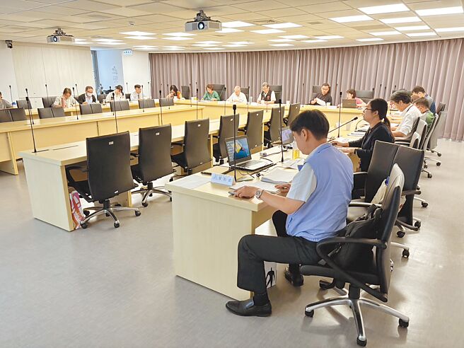 桃園市舉行住宅諮詢審議委員會，決議收租維持過去作法依「收入別」分成6級租金，期盼實踐居住正義。（蔡依珍攝）
