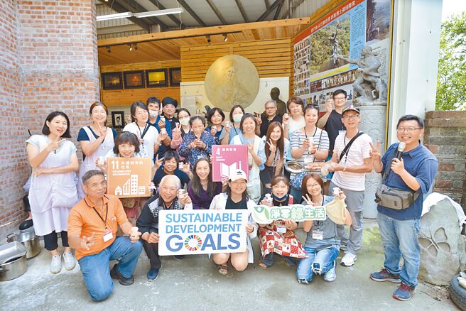 新竹市环保局7日举办「绿活美学计画─食染餐桌」系列活动，透过4大地方色库，带领学员探索在地天然资源的食材和染料。（新竹市政府提供／陈育贤新竹传真）