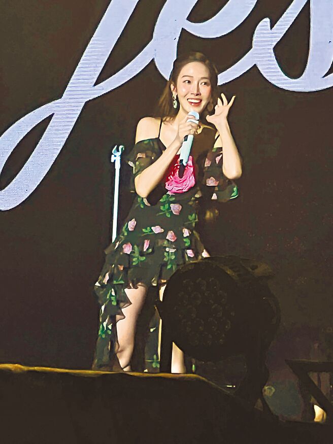 Jessica 7日登上高雄啤酒音乐节卖力唱跳，粉丝热情应援。（读者提供）饮酒过量有碍健康