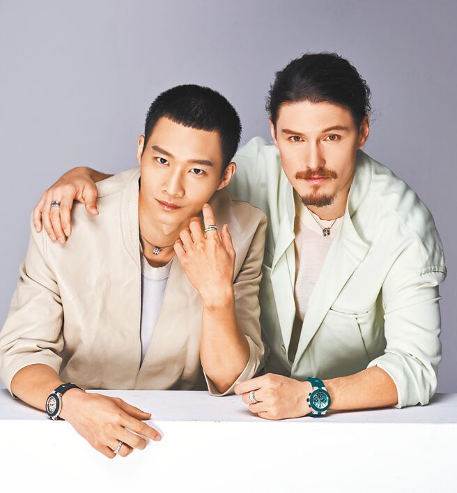 黄冠智（左）、周厚安在公视悬疑歷史剧中《听海涌》，分别饰演被告、检察官，但私下关系很好，还会趁拍摄空檔打闹、跳舞。（JOJ PHOTO摄，饰品、手表提供／BVLGARI、服装提供／Zegna）