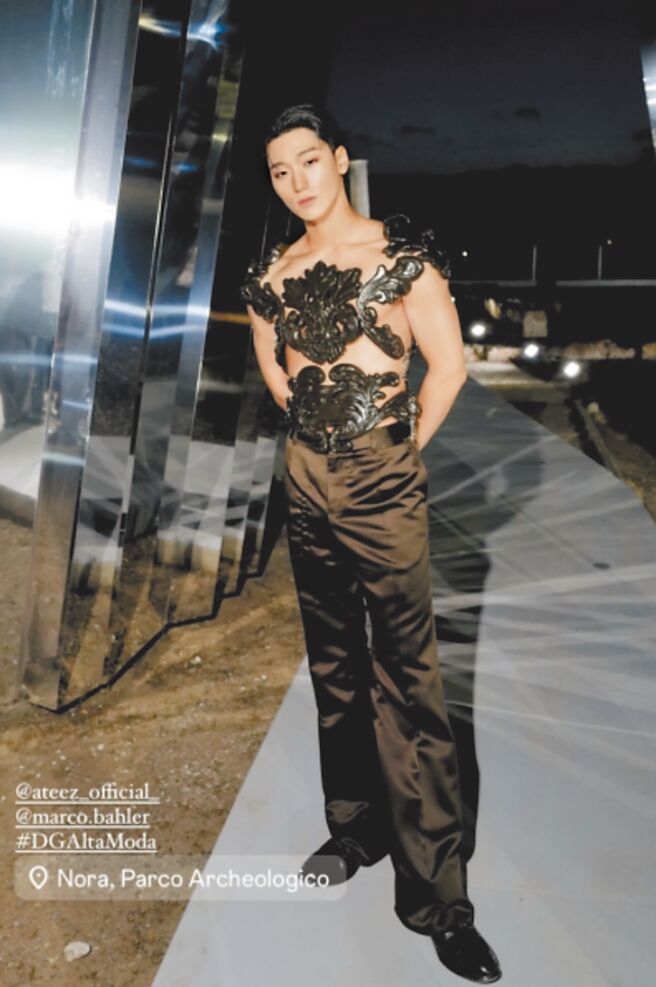 韩国男团ATEEZ成员崔伞出席Dolce & Gabbana时尚秀，造型惹议。（摘自Dolce & Gabbana IG）