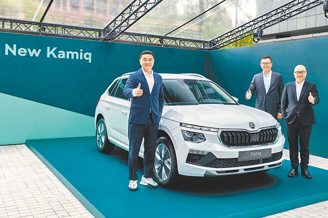 Skoda Kamiq擁有同級最純正的歐洲造車工藝，為台灣消費者帶來全新的駕駛體驗，8月31日前完成掛牌享早鳥免費升級駕馭樂趣套件。（左起Skoda Taiwan總裁李御林、行銷處長柳家瑜、銷售處長魏廣劭）。（Skoda Taiwan提供）
