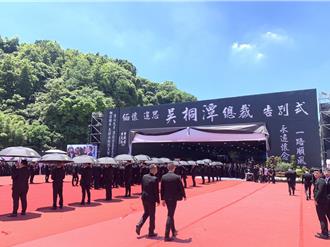 太陽聯盟吳桐潭告別式萬人送行  36輛勞斯萊斯108輛阿法護送