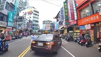 瑪莎拉蒂男路上暴衝 狂追小貨車1公里！下場讓人超紓壓