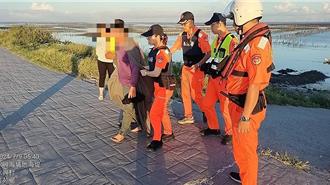 男子莫名「攀附蚵架」受困失温　警消救援上岸送医