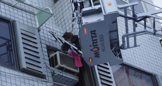 攀牆爬窗救貓反被困 雲梯車出動救援解困境