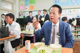 日本15中學營養午餐首見嘉義鳳梨 翁章梁陪吃推銷台灣農特產