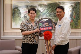 感念新北輔具中心協助 她以父母之名2度捐贈復康巴士