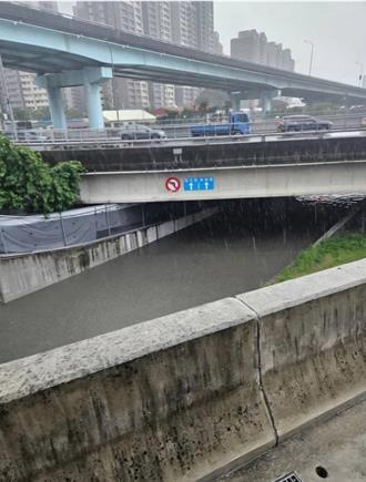 午後雷雨狂轟 浮洲橋下接台65板城路匝道成汪洋大河