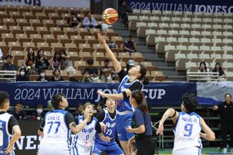 瓊斯盃》女籃手臂黑色肌力貼表抗議 藍隊輕取白隊奪第3勝