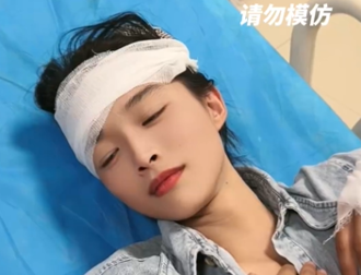 友人徒手剖西瓜 正妹「輸不起用頭撞」！慘烈結局曝光