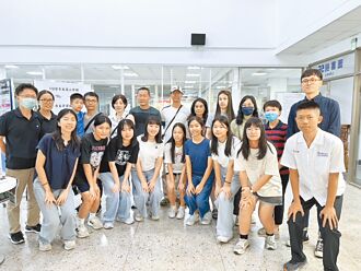 退休師、企業解囊 助彰中20生赴荷學習