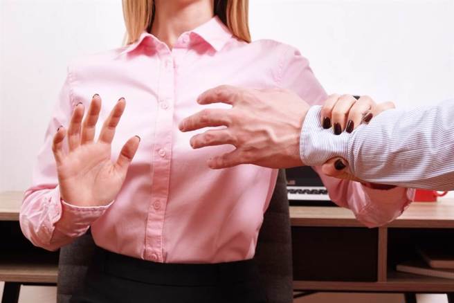 到職3日後阿忠竟對小麗摸腰，還強拉她手要她同行。（示意圖：shutterstock／達志）