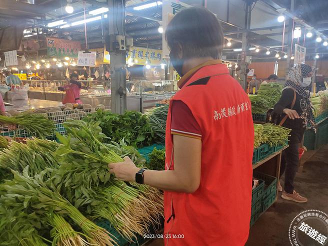 南投縣衛生局稽察。（圖／南投縣衛生局食品科）