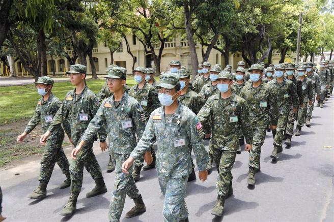 教育班长担任排头带队前行，展现整齐划一的步伐。
（记者孙建屏摄）