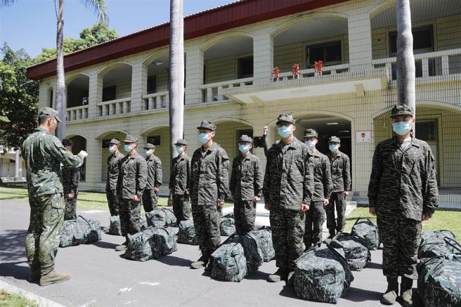各军事校院入伍生昨日在陆军官校完成报到后，将透过入伍淬炼成一位合格军校生。
（记者孙建屏摄）