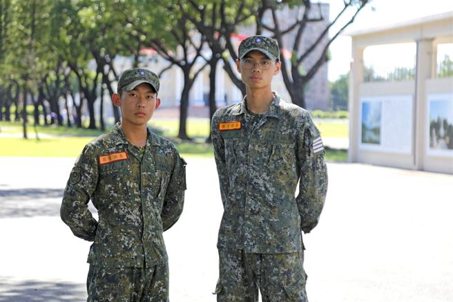 擔任113年三軍九校院聯合入伍訓練教育班長的陸軍官校李沅俊（左）、李丞翊（右）期許發揮所學，帶領入伍生通過各項嚴格考驗，完成薪火相傳的使命。（記者孫建屏攝）