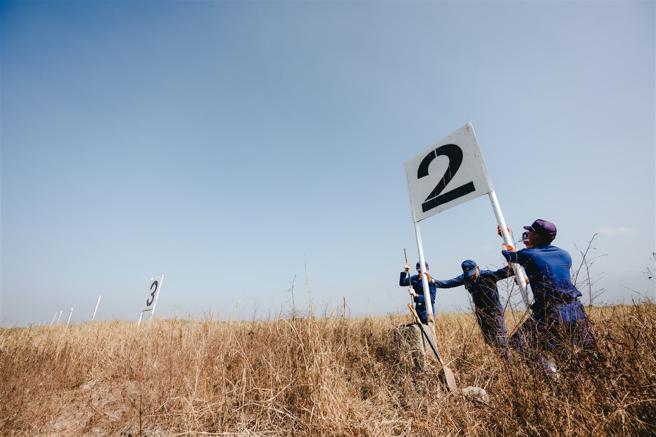 一旦发生靶架损坏、计分牌字样模糊等情形，靶勤队官兵便要立即出动修补。（记者李德威摄）