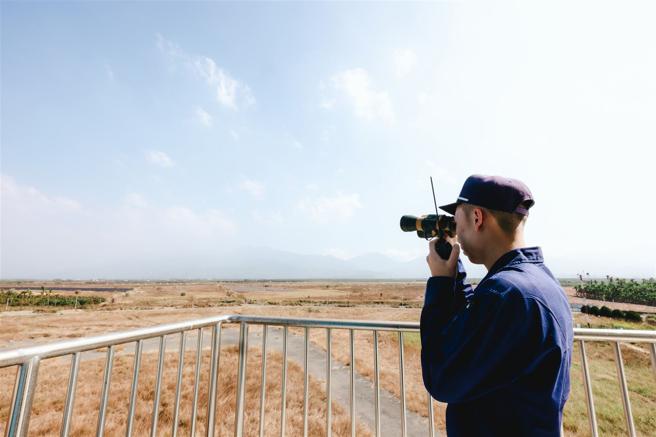 战机投弹时，官兵仅需以望远镜观测落弹对应之计分牌，便可立即计算出弹着点，以作为调整飞行路径及投弹时机之依据。（记者李德威摄）