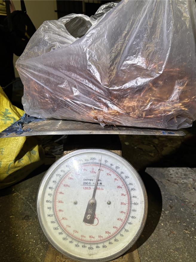 电缆中含有铜线，现在铜价贵，让宵小嗅到商机。（读者提供／张毓翎台南传真）