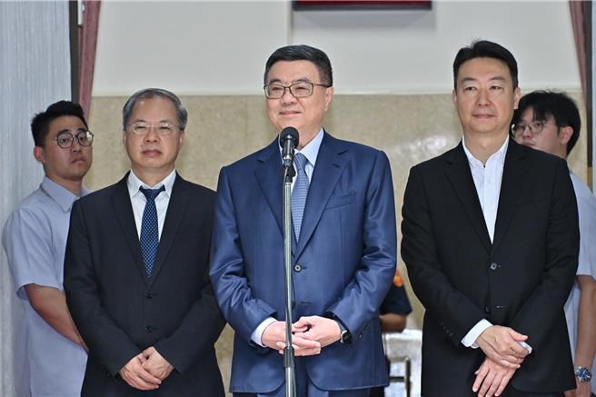 台南先前才發生「學甲88槍擊案」，台南市區漁會理事長林士傑昨日又遭槍殺，台南再度被冠上「慶記之都」名號。行政院長卓榮泰表示，這個重大的槍擊事件目前列為最緊急重大的事情在處理。（行政院提供）